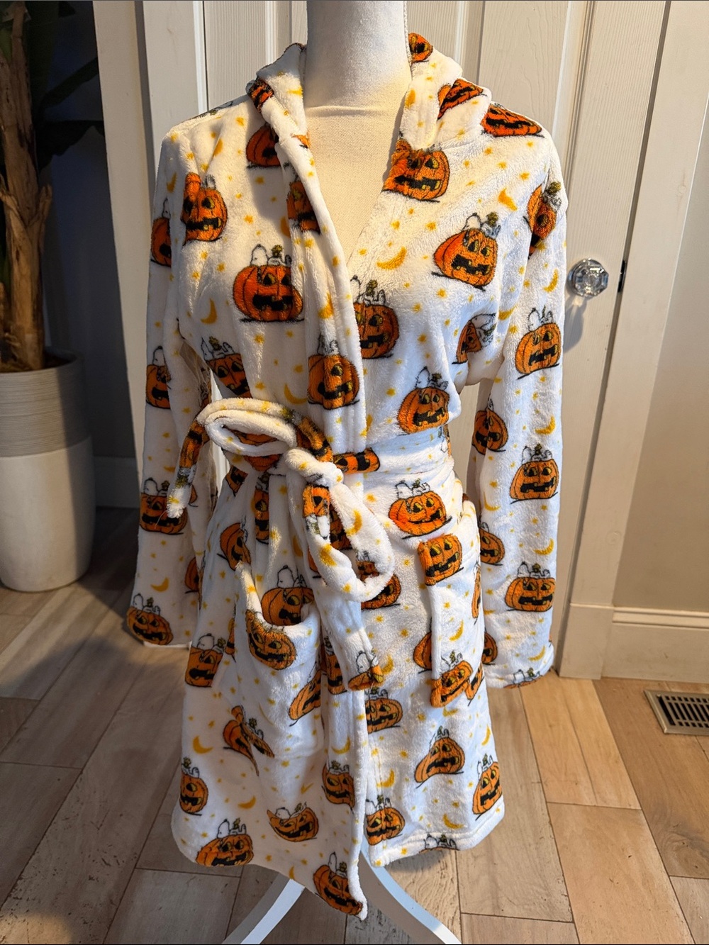 Peanuts White & Orange Pumpkin Hooded Plush Robe BNWOT